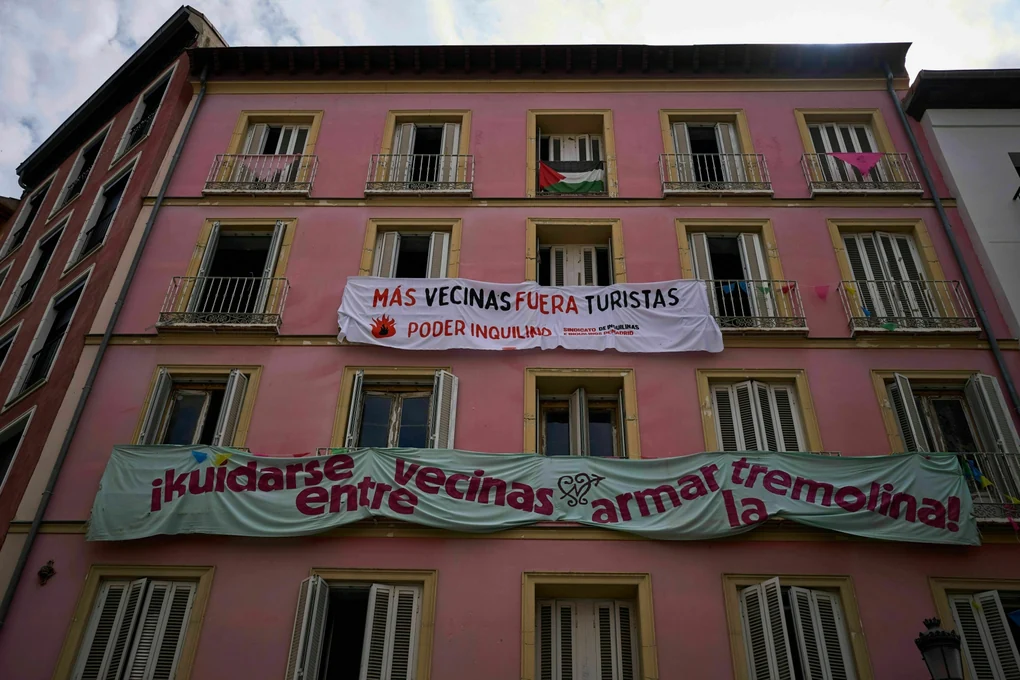 An der Fassade eines Gebäudes in der Innenstadt von Madrid hängen Banner gegen Ferienwohnungen für Touristen.