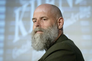 Holger Friedrich bei einer Buchvorstellung, von oben herabblickend