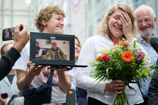 Roda Verheyen und ihr per Video zugeschalteter Mandant freuen sich.