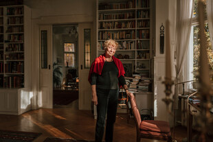 Gesine Schwan in ihrem Haus