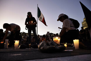 Menschen gedenken mit 400 Paar Schuhen und 400 Kerzen vermisster Personen in Mexiko