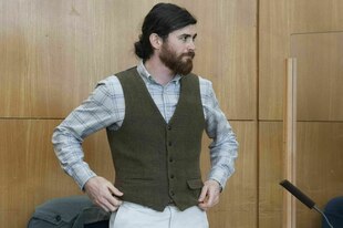 Ein Mann steht in einem Gerichtssaal Ein Mann steht in einem Gerichtssaal