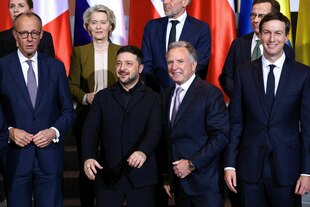 Merz steht mit EU-Staatschefs sowie den US-Unterhändlern Steve Witkoff und Jared Kushner