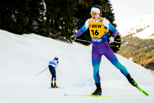 Langläufer Sawelij Korostelew skatet bergauf