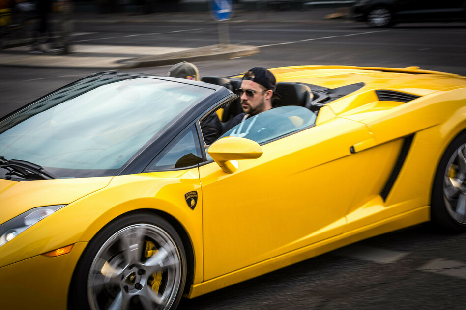 Verursacher von Verkehrsunfällen: Junge Männer, die rasen, drängeln und töten