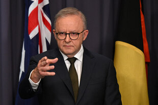 Der australische Premierminister Anthony Albanese nimmt an einer Pressekonferenz teil und zeigt auf etwas vor sich mit ernster Mine