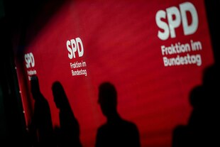 Schatten sind beim Pressestatement zu Beginn der SPD-Fraktionssitzung auf der Hintergrundwand zu sehen.
