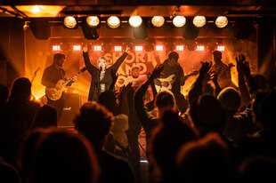 Eine Band spielt auf einer Bühne