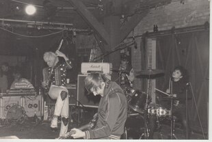 Huah! live auf einer Bühne, vermutlich aufgenommen Ende der 1980er