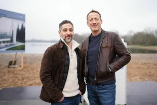 Schauspieler Wotan Wilke Möhring (r) als Bundespolizist Thorsten Falke und Schauspieler Denis Moschitto als Cyber-Kriminalist Mario Schmitt stehen während eines Fototermins am Set am Eichbaumsee während der Dreharbeiten der NDR ?Tatort?-Doppelfolge zusamm