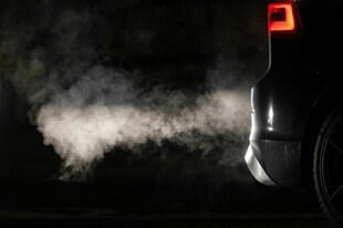 Autoabgase sind hinter einem Kraftfahrzeug zu sehen