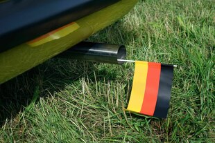 Autoauspuff mit Deutschlandfähnchen