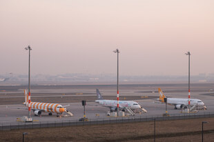 Drei Flugzeuge stehen auf dem Rollfeld des Flughafens Berlin-Brandenburg