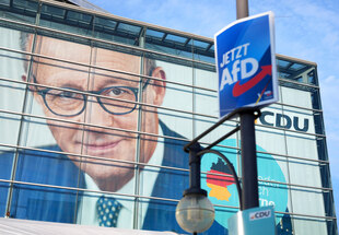 Ein Wahlplakat der AfD hängt vor dem Konrad-Adenauer-Haus mit dem Konterfei von Friedrich Merz. Ein Wahlplakat der AfD hängt vor dem Konrad-Adenauer-Haus mit dem Konterfei von Friedrich Merz.