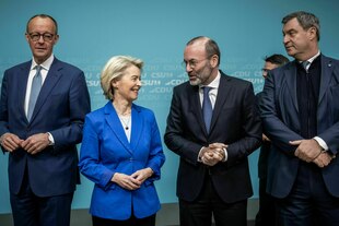 Vier Personen stehen nebeneinander und scherzen miteinander