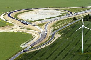 Kreisrunder Autobahnzubringer in die Landschaft gesetzt