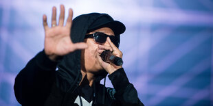 Xavier Naidoo mit Sonnenbrille und Mikrofon