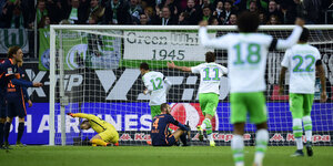 Spieler des VfL Wolfsburg bejubeln ein Tor gegen Werder Bremen