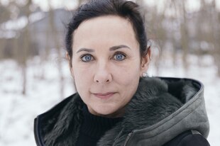 Portrait von Juli Zeh in einer Winterlandschaft