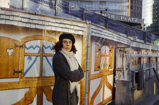 Hanadi Zarka steht auf einem Weihnachtsmarkt