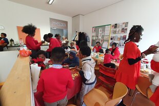 Mütter und Kinder basteln gemeinsam Mütter und Kinder basteln gemeinsam