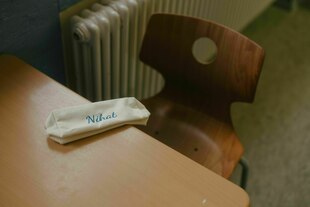 Federmäppchen ist mit dem Namen Nihat bestickt