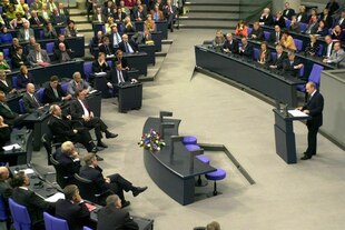 Wladimir Putin steht am Rednerpult, unter den Zuhörenden sind viele bekannte Gesichter aus der deutschen Poltik Wladimir Putin steht am Rednerpult, unter den Zuhörenden sind viele bekannte Gesichter aus der deutschen Poltik