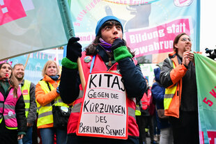 Streikende mit Fahnen und Schildern