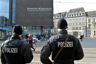 Zwei Polizeibedienstete stehen vor dem Bremer Parlament