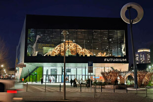 Das Futurium in Berlin von Aussen in der Dunkelheit