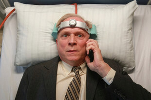 Felix Murot (Ulrich Tukur) liegt in einem Bett, telefoniert