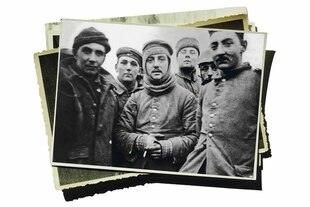 Eine historische Aufnahme von deutschen und englischen Soldaten im ersten Weltkrieg