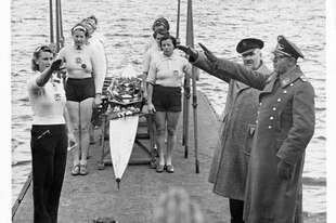 Ruderinnen bei der Bootstaufe am Steg. Zwei NS-Männer sind dabei mit Hitlergruß.