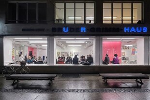 Außenansicht der Galerie Nord bei Dunkelheit