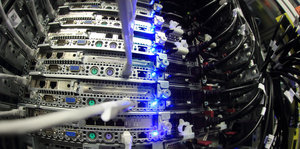 Kabel und Anschlüsse im Server eines Rechenzentrums
