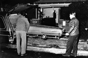 In Zinksärgen werden in den frühen Morgenstunden des 20.12.1980 die Mordopfer Levin und Poesche vom Tatort abtransportiert