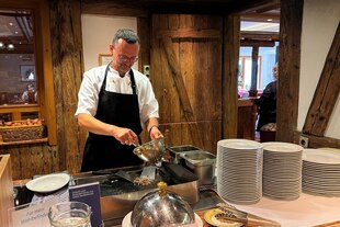 Matthias Lasi kocht in der Küche eines Restaurants