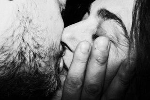 Schwarz-weiß-Aufnahme von einem Mann und einer Frau, die sich gerade küssen