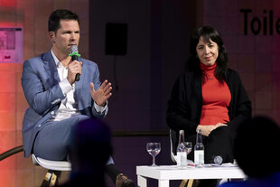 Auf dem Podium: Steffen Krach (links) & Elif Eralp (rechts)