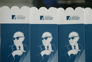 Coole Popcorntüte der Konrad-Adenauer-Stiftung, Konrad Adenauer als Strichzeichnung mit dunkler Sonnenbrille