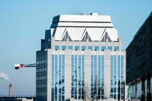 Ein Hochhaus vor blauem Himmel