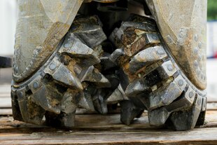 Detailaufnahme eines alten Bohrmeißels mit großen Zacken