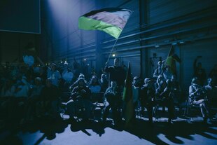 Menschen mit Deutschlandfahne im Gegenlicht bei einer Wahlkampfveranstaltung