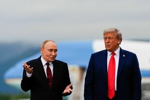 Der russische Präsident Wladimir Putin steht neben US-Präsident Donald Trump