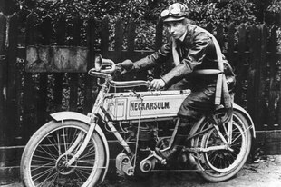 Die Motorsportlerin Gertrude Eisenmann auf einem Motorrad