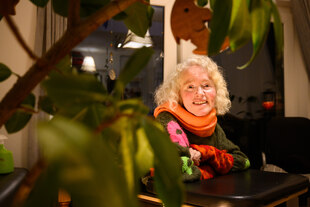 Eine Frau mit blonden Haaren blickt in die Kamera