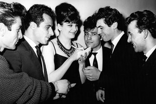 Die Sängerin Milva umringt von Italienischen Gastarbeitern in Duisburg 1963