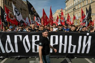 Mitglieder der rechtsextremen Organisation „Russische Gemeinschaft“ nehmen an einer religiösen Prozession teil. Goldene Madonnenbilder und Flaggen mit Jesus-Gesicht werden geschwenkt
