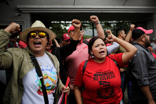 Die Fäuste gereckt, die Empörung ist groß bei Anhängern der amtierenden Präsidentin