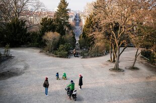 Menschen stehen in einer Gruppe mit viel Abstand beieinander